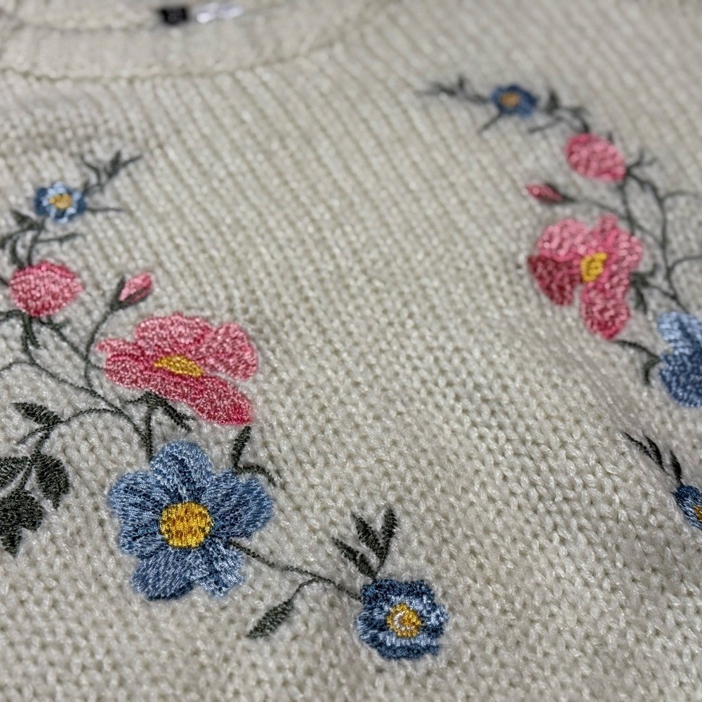 H&M Divided Cream Embroidered Floral Knit Sweater Womens Small‎ Cropped Pullover
